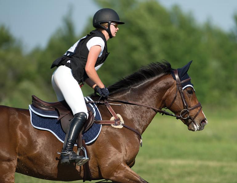 mobility equestrians, horse rider's hips, strong hips equestrians, pilates for equestrians, supine spinal twist, how to stretch your outer hip, exercises for horse riders, pilates for horse riders, mobility for horse riders, exercises for hip mobility, equestrian sport fitness, sandra verda zanatta, fit to ride 